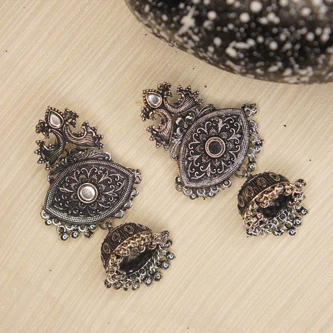 Karatcart Oxidised Silver Pearl Drop Jhumki Earrings